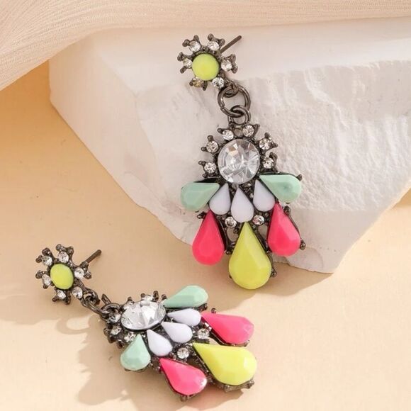 Rhinestone Chandelier Style Water Drop Coral Pastel Daisy Statement Earrings - Picture 3 of 5
